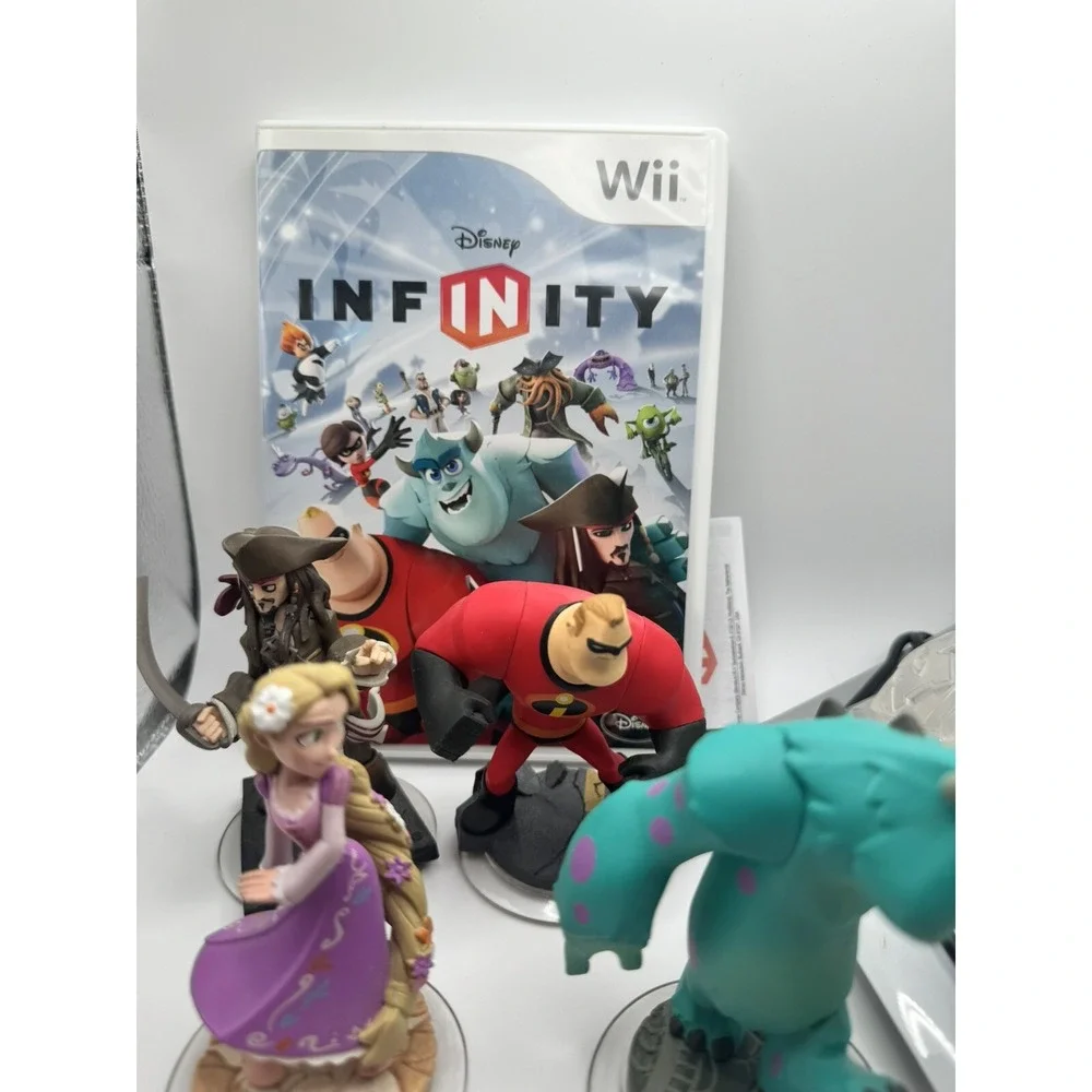 Wii Disney Infinity Game Portal Starter Bundle 4 Figures Power Discs Crystal